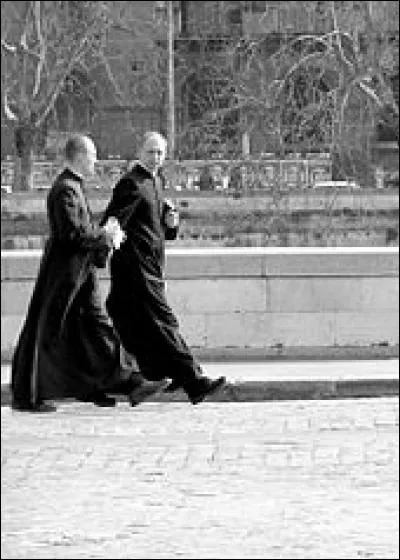 Dans l'Église catholique, les prêtres :