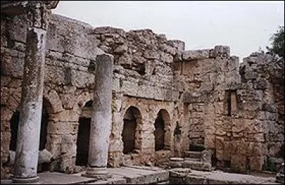 Quelle cité est connue pour avoir commercialisé des flacons de parfum ?