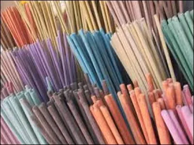 Pour confectionner des flacons de parfum, les Romains ont commencé à utiliser :