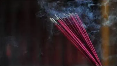 Le terme "parfum" vient de "per fume". Cela signifie :