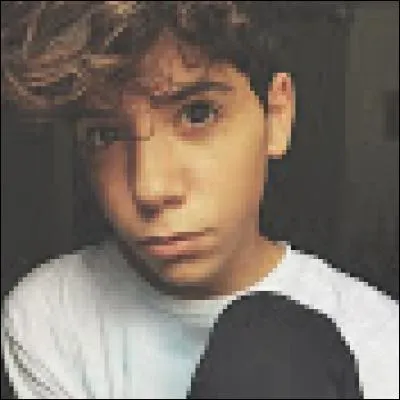 Cette photo appartient-elle à sa chaîne de vlog ou à sa chaîne normal ?