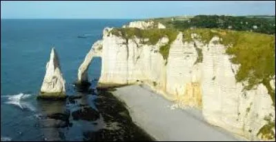 Ses grandes falaises crayeuses ont fait de ce village un haut lieu du tourisme normand.