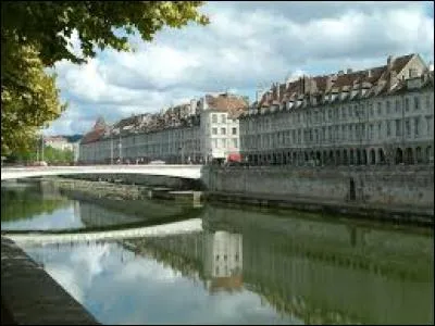 Peuplée de Bisontins, c'est la préfecture du Doubs.