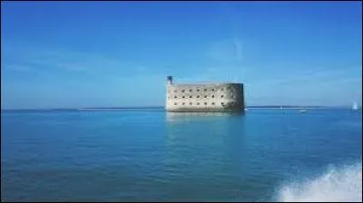 Face à la pointe des Saumonards, il a été construit pour protéger l'arsenal de Rochefort.
