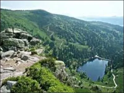 Avec ses 1303 m de hauteur c'est le plus haut des lac vosgiens.