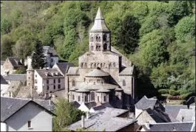 C'est un charmant village du parc naturel des Volcans d'Auvergne, dont la basilique est typique de l'art roman auvergnat.