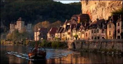 Construit à flanc de falaise le long de la Dordogne, ce village est une étape touristique incontournable du Périgord noir.