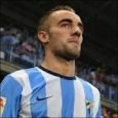 Cet homme, lui, joue à l'OL (Olympique Lyonnais). Pouvez-vous me dire qui c'est ?