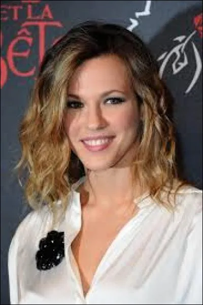 Quelle chanson de Lorie contient ses paroles dans le refrain : "Je t'appelle au secours. Sans arrêt nuit et jour" ?