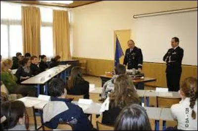 Lors de la journée d'appel à la défense (JAPD), on doit effectuer un module appelé "Initiation à l'alerte et aux premiers secours" (IAPS). À quel âge doit-on effectuer la JAPD ?