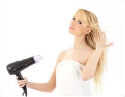 Enfin, il a fini de s'habiller. Margot se sèche encore un peu les _____, se coiffe, et part avec Simon.