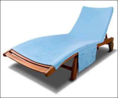 Une fois arrivée à la piscine, Margot pose sa _____ sur une chaise longue, pendant que Simon entre pas à pas dans la piscine.