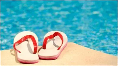 Simon nage. Il a le sourire aux lèvres. Margot _____ elle aussi, pas à pas, dans la piscine.