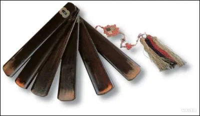 L'instrument de musique ci-contre, utilis&eacute; lors des musiques rituelles cor&eacute;ennes, est un :