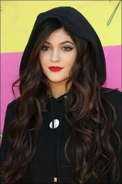 Avec qui Kylie Jenner est-elle en couple ?