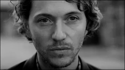 Avec quel autre chanteur Raphael s'est-il associé pour chanter 'Sur la route' ?