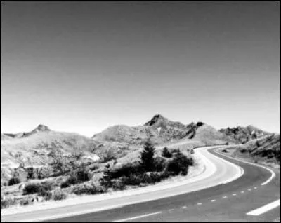 La route qui passe par le col de 'Khardung La' est considérée comme la route carrossable la plus haute du monde. Dans quel pays se trouve-t-elle ?