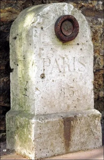 De quelle couleur sont les sommets arrondis des bornes kilométriques départementales ?