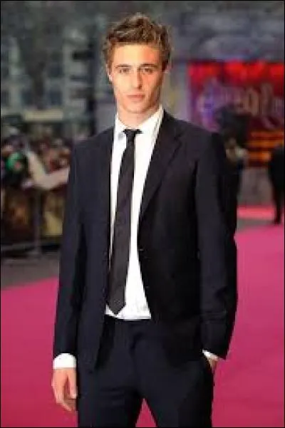 Dans la chambre de Maxon, de quoi et recouvert l'un des murs ?