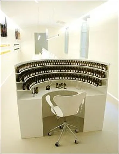 L'orgue à parfums est un meuble servant à ranger en demi-cercle les flacons de matières premières utilisées par un parfumeur.