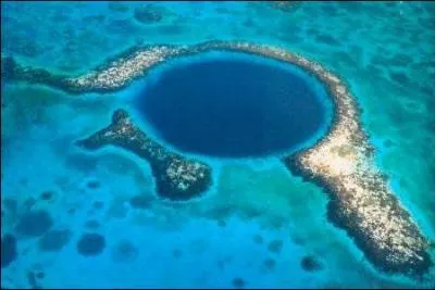 Que trouve-t-on de particulier dans les trous bleus ?