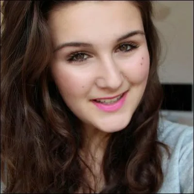 Cette youtubeuse est la cousine d'une autre youtubeuse. Qui est-ce ?