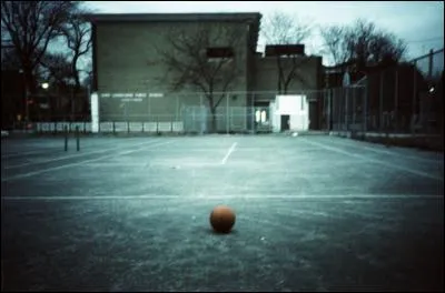 Les élèves se rangent et entrent en classe. La cour _____ vide et silencieuse.