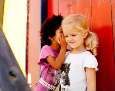 À chaque récréation, Pauline et Jessica n'arrêtent pas de discuter. Elles se racontent tous leurs _____.