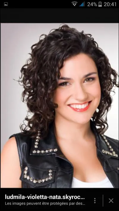 Quelle est la couleur des cheveux de Nata ?