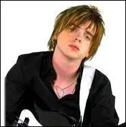 Comment s'appelle le bassiste/chanteur?