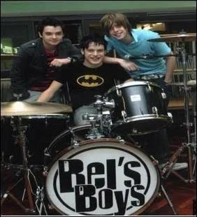 Comment se nomme le guitariste?