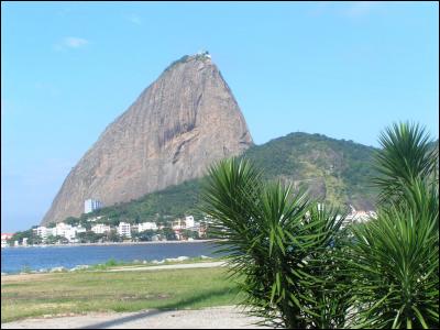 Brésil - Le mont du Pain de Sucre est un pic qui se situe à Rio de Janeiro et dont le sommet culmine à ...