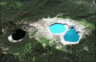 Combien de lacs trouverez-vous au sommet du volcan Kelimutu ?