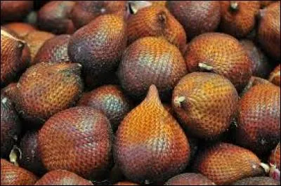 Quel surnom donne-t-on à ce fruit comestible appelé "salak" ?