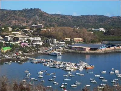 Ville mahoraise située sur l'île de Grande-Terre face à l'île de Petite-Terre. Quelle est cette ville, chef-lieu du département de Mayotte, dont le marché est le plus grand de l'île ?
