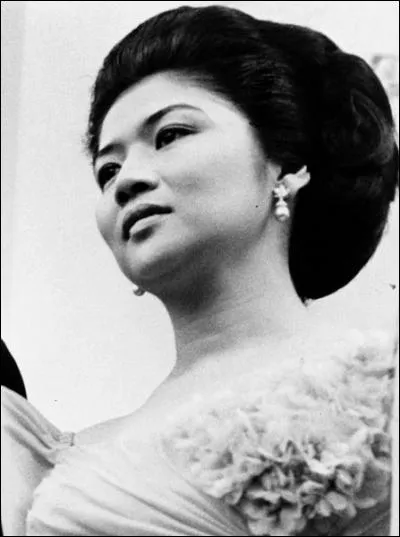 Imelda Marcos > Ne vous fiez pas à ce visage d'ange ! La femme de l'ancien dictateur philippin avaient les "mains percées" : que n'a-t-elle pas fait durant son "règne" ?