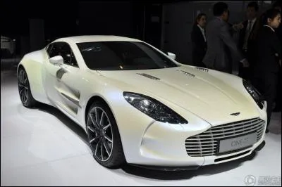 Comment s'appelle cette Aston Martin ? (son nombre correspond au nombre d'exemplaires fabriqués)