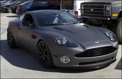 Qui possède une Aston Martin dans "Fast and Furious 7" ?