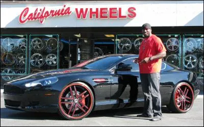 À quel joueur de football américain appartient cette Aston Martin ?