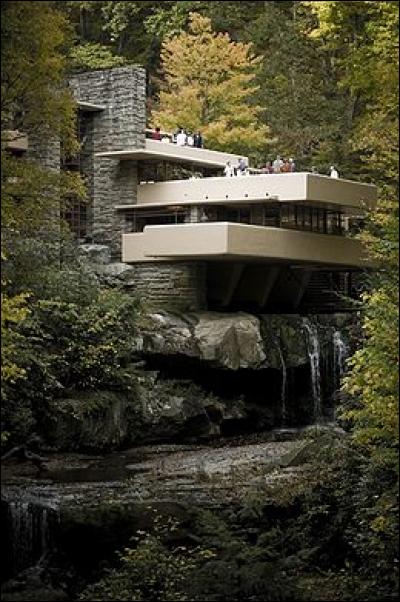 Quel est le nom de l'architecte ayant construit la maison sur la cascade ?