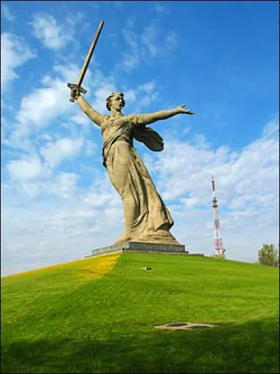 Elle a été construite en béton. Qulle est-elle ?