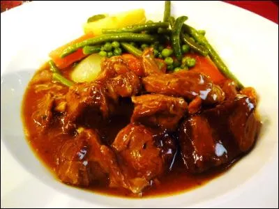 Voici un navarin d'agneau. Quel ingrédient figure obligatoirement dans cette recette ?
