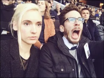 Elle sort des vidéos de façon régulière.