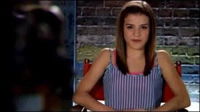 Pourquoi Chloé ne participe-t-elle pas à certains cours ?