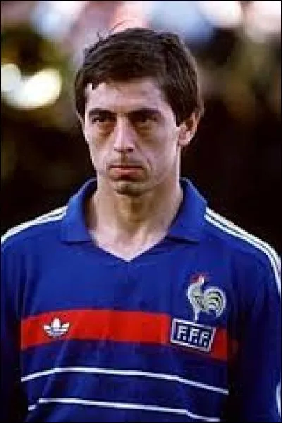 Actuellement (février 2016), Alain Giresse est le joueur de champ ayant disputé le plus de rencontres en Ligue 1. Quel est ce record ?