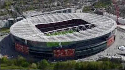 En quelle année a débuté la construction de l'Emirates Stadium d'Arsenal ?