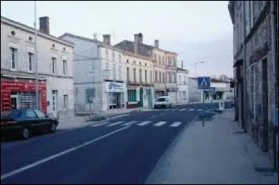 Nous traversons Etauliers. Commune Girondine, dans le Blayais, elle se situe dans la nouvelle région ...