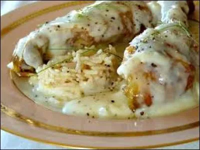Ce poulet est nappé d'une sauce à base d'oignons émincés recouverts de béchamel, quel est son nom ?