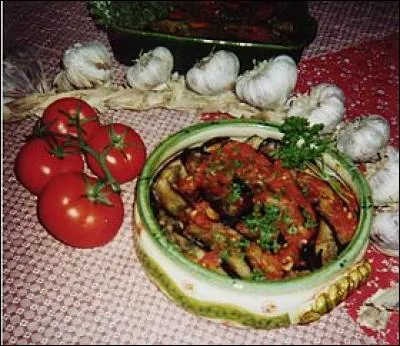 Quel est ce plat où tomates, aubergines ont mijoté dans l'huile d'olive ?