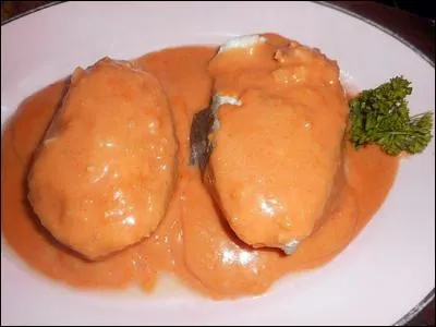 La sauce qui accompagne ces darnes de cabillaud est faite à la base d'un roux blanc additionné de concentré de tomate :